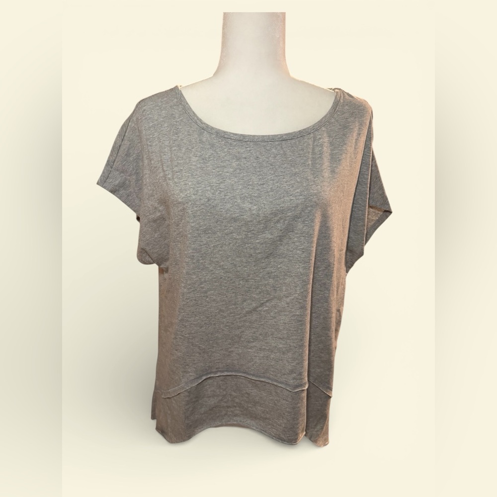 Thrive societe 🩶 short sleeved soft curved hem casual top size large EUC